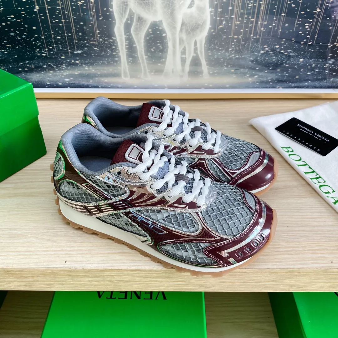 p620🐮🐮High-end version, the original 1:1 couple style new model is on the shelves🔥BV Orbit sneakers Wang Yibo's same style couple's Dad Runner sneakers, made of lightweight technical mesh fabric. Features a geometric patterned rubber outsole. The outsole is made of color-blocked TPU outsole. Size: women’s shoes 35-40, men’s shoes 39-45.